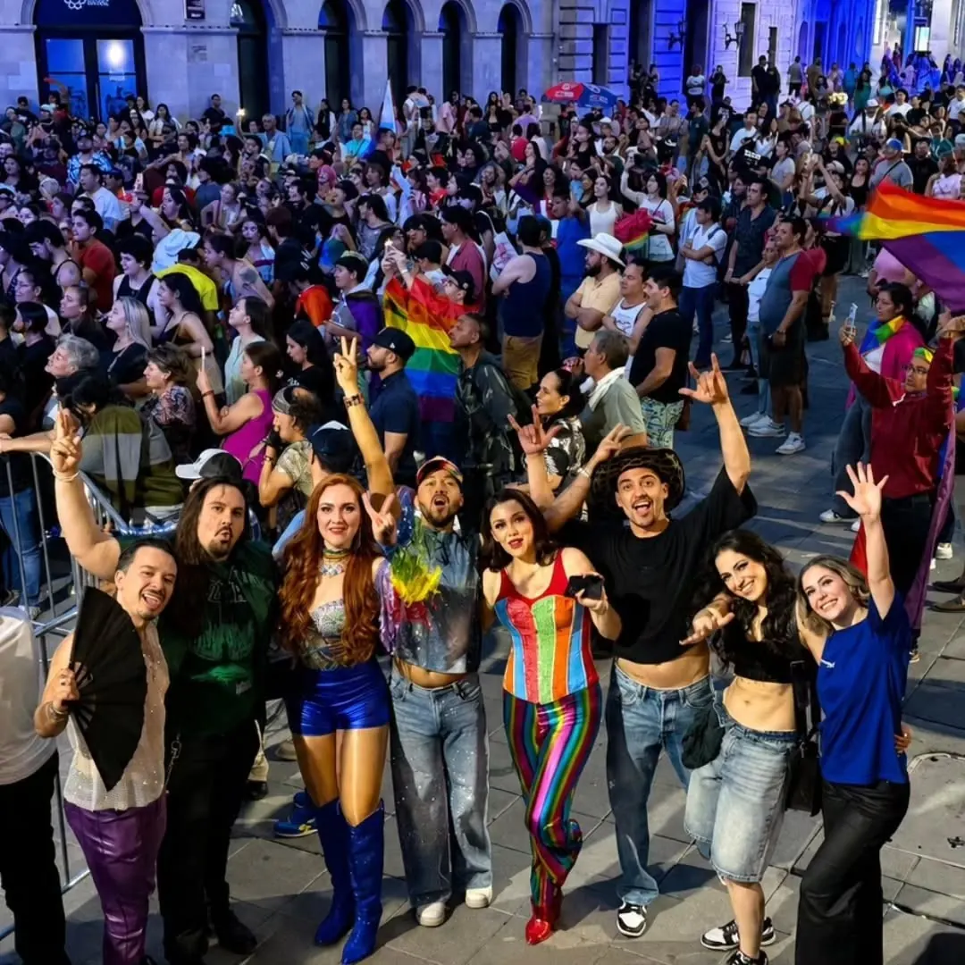 VHS con el público en la calle durante el concierto de Orgullo 2026