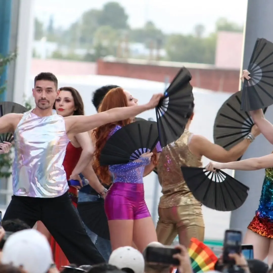 Bailarines con abanicos negros en el escenario
