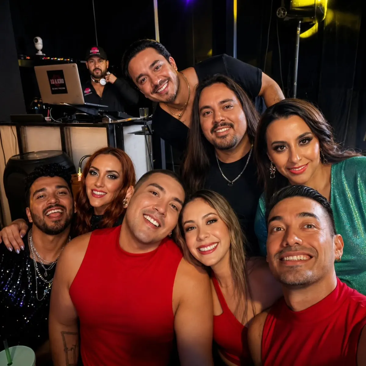 El grupo sonriendo después del show