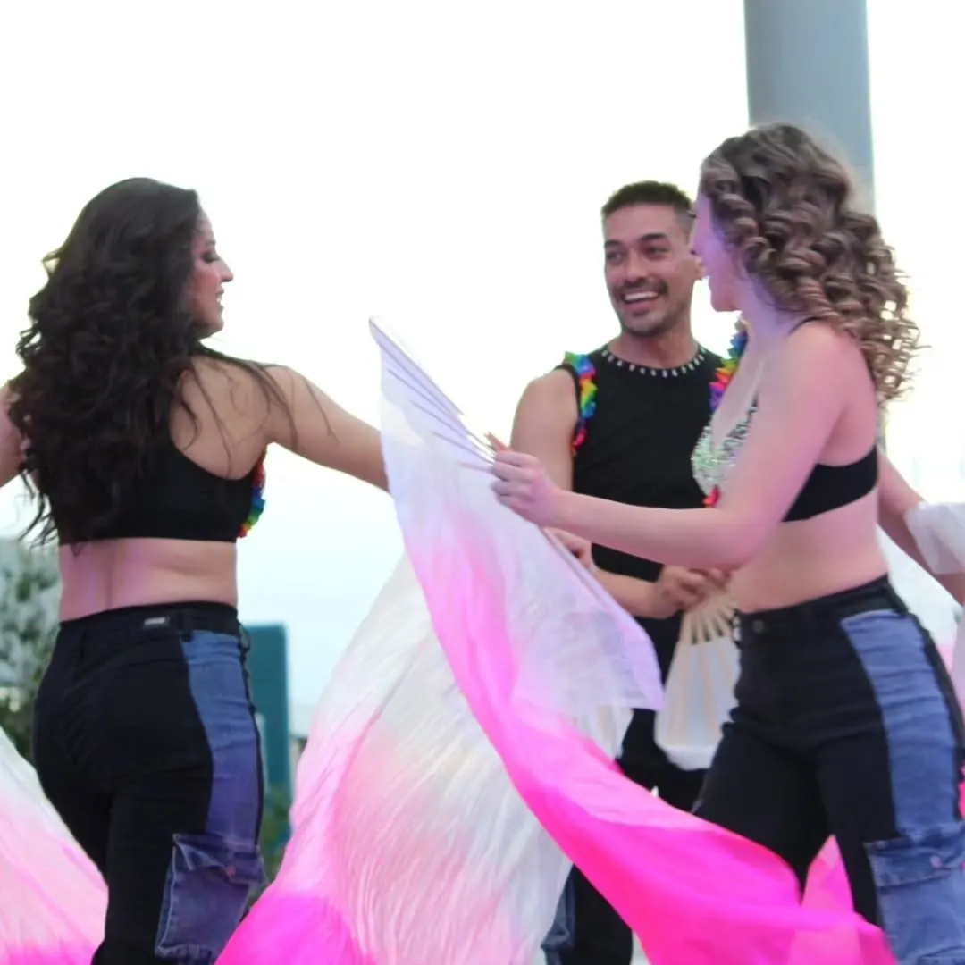 Bailarines con telas rosas en movimiento